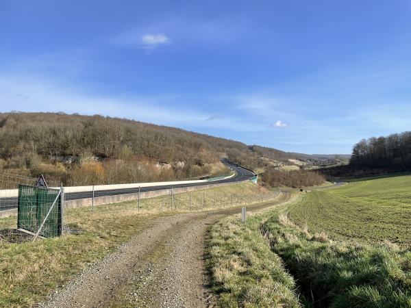 Nous sommes déviés le long de la N31, pour passer sous le pont de la route de la Briqueterie.