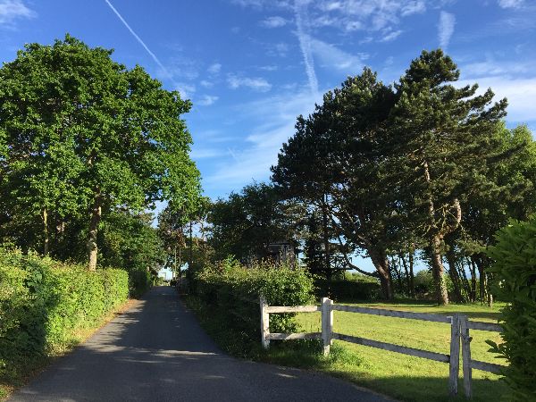 Un chemin se glisse entre les maisons pour rejoindre la ville basse.
