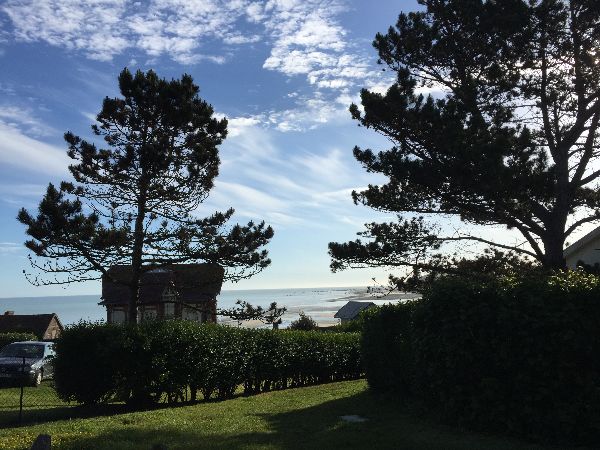 Nous suivons le quai en profitant des paysages hors-normes du front de mer.