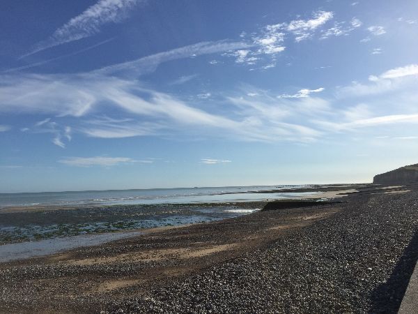 Au bout des quais, nous avons rejoint le Chemin de la Saâne, et nous allons suivre le GR212 qui longe la rivière.