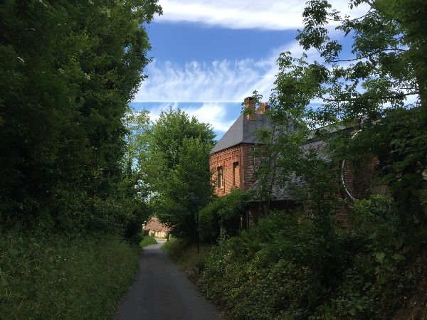 Nous traversons Longueil et quittons bientôt le GR212 pour monter sur le coteau ouest de la vallée de la Saâne.