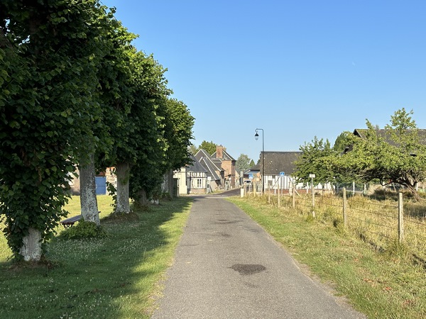 Nous partons du parking de la mairie, et allons prendre le Chemin de la Retraite, qui est la première rue à gauche.