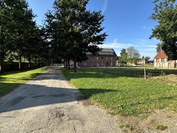 Nous arrivons aux Landes et entrons dans le centre de formation d'apprentis en élevage. Le domaine appartenait à la Comtesse de Beru, elle en fait don en 1949 à la Congrégation des Frères Missionnaires des Campagnes. Notre chemin traverse le domaine.