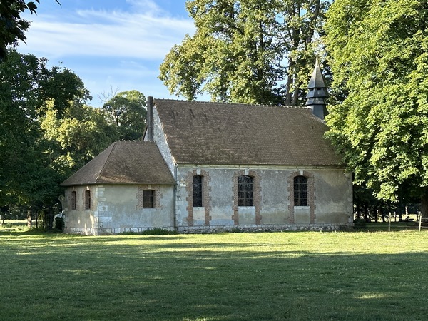 L'ancienne chapelle du château des Landes a été réaménagée par les Frères Missionnaires des Campagnes. Les anciens communs du château sont aménagés pour abriter la communauté du Prieuré et les bâtiments du centre formation en élevage.