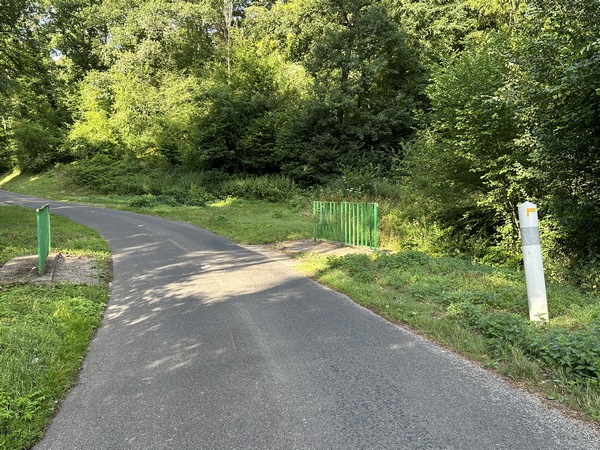 Juste après le ruisseau, nous allons tourner ici à droite, sur le GR26.