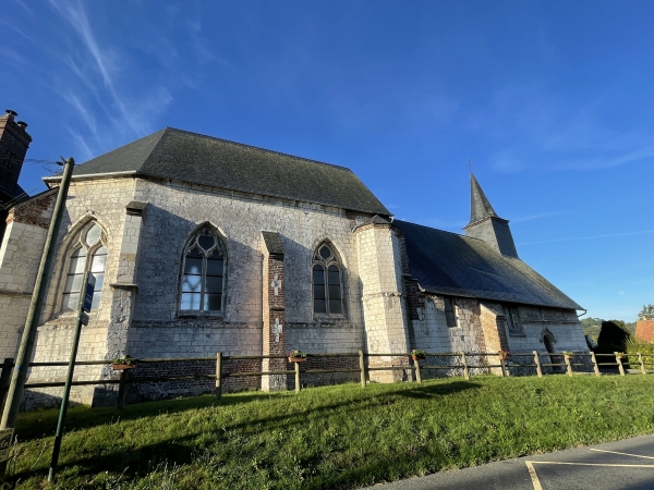 Nous partons du parking de l'église Saint-Sulpice (XVIe. Le pignon occidental est un vestige de la construction antérieure, du XIIIe siècle).