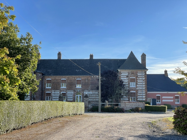 Nous longeons le château d'Etocquigny avant d'entrer dans le hameau.