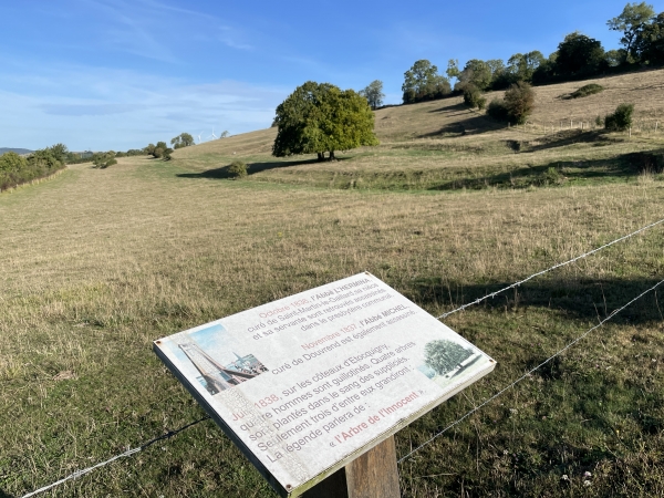Nous longeons l'emplacement de la guillotine, montée ici pour l'exécution de quatre assassins en 1836.