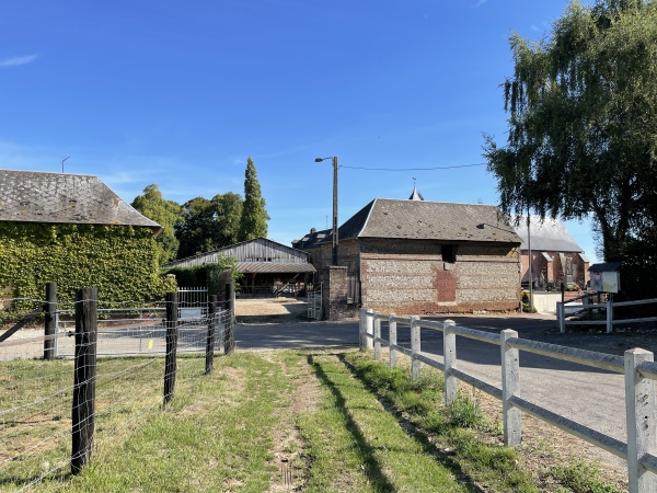 Nous quittons le chemin au niveau de l'église Saint-Martin de Canehan, et allons tourner à gauche sur la rue des Potiers.