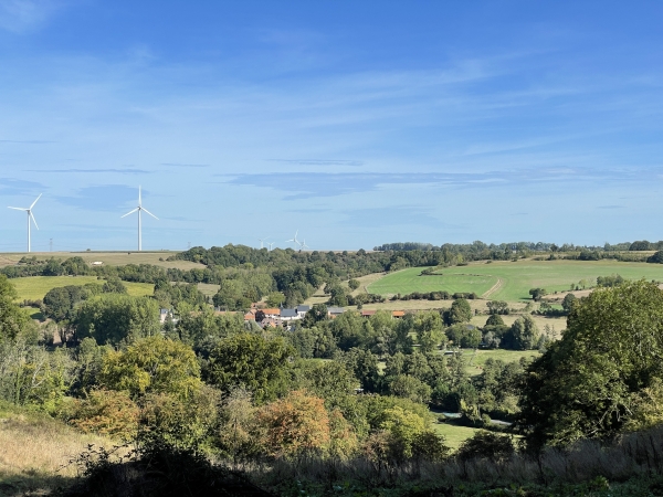 Vue sur Saint-Sulpice et la vallée de l'Yères. On remarque deux moulins à subventions au-dessus du village. Hors champ, sur la gauche, la crête en est couverte...