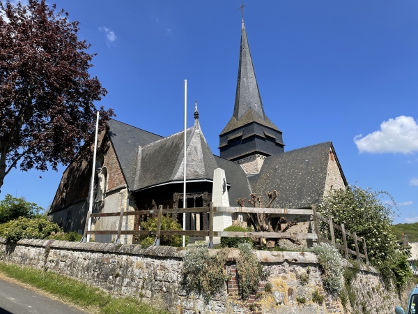 Nous arrivons au pied de l'église Saint-Sulpice de Ry. Sa tour carrée est du XIIe siècle.