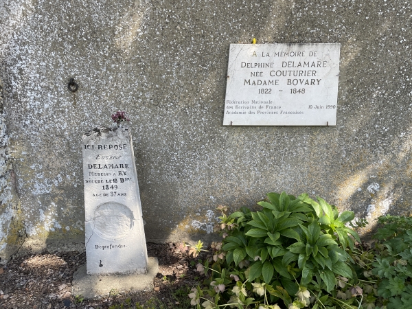 Contre l'église on peut voir les stèles de Delphine et Eugène Delamare, dont l'histoire aurait inspiré Gustave Flaubert pour son livre Madame Bovary.