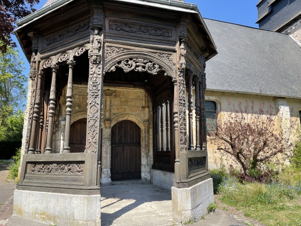 Le porche de l'église de Ry, en bois de chêne finement sculpté, date du XVIe siècle.