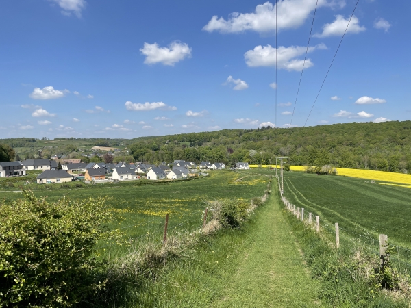Regard arrière vers le bourg de Ry.