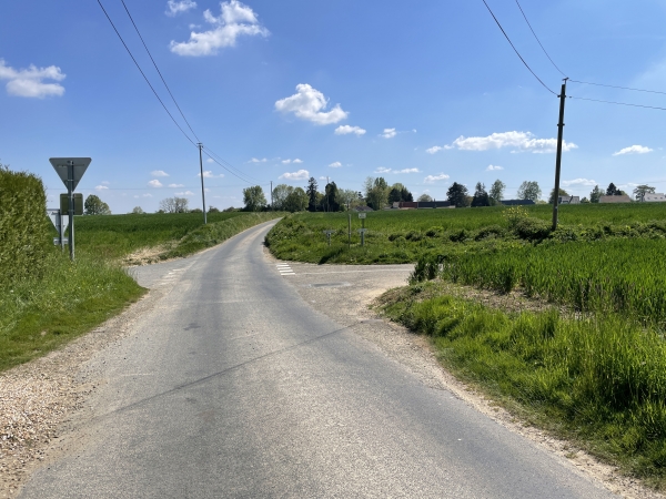 Nous traversons la N31 et tournons à droite sur la route du fossé, qui deviendra chemin après le hameau.