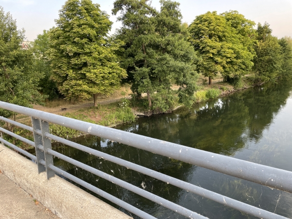 Je pars du parking de la gare de Val-de-Reuil, et traverse l'Eure. En contrebas, je vois déjà le chemin que je vais suivre.