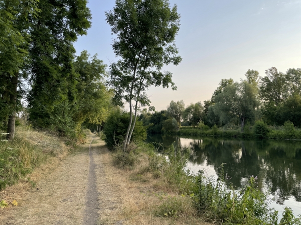 C'est un chemin délicieux qui longe l'Eure. Il est également suivi par une variante du GR2.