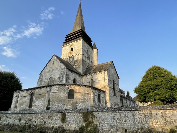 Je passe au pied de l'église Saint-Ouen de Léry (XIIe).