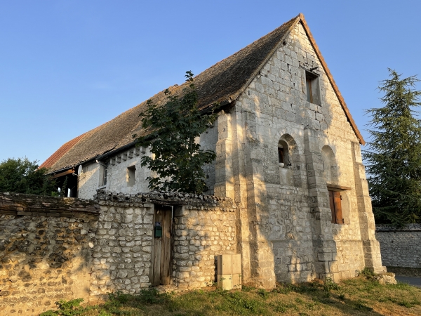 Je suis maintenant rue des Emotelles, et je vais tourner à gauche après ce vieux bâtiment.