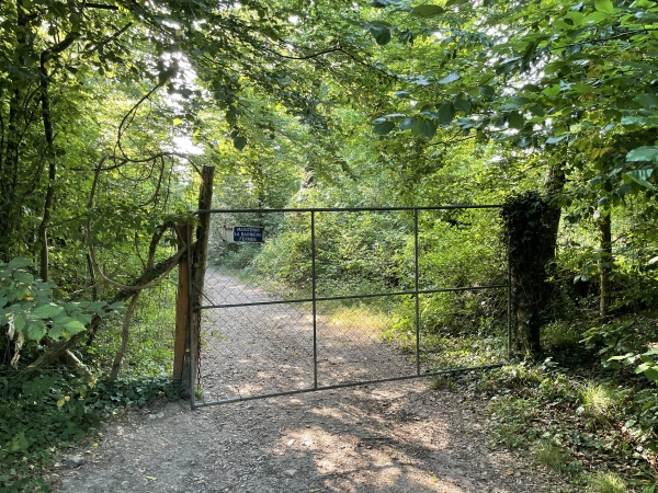 Pas d'inquiétude : ce portail est destiné aux animaux, pas aux marcheurs. N'oubliez pas de bien refermer derrière vous.