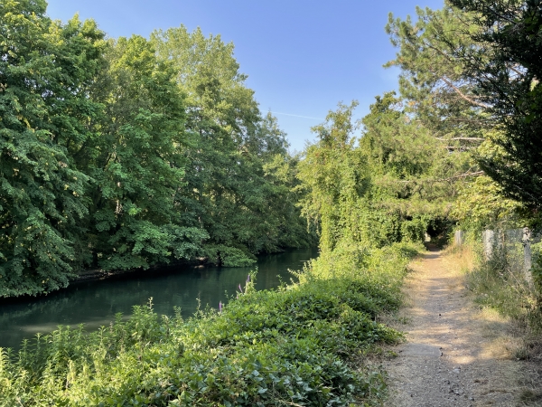 Regard arrière sur la rivière. Sur l'autre rive, l'île l'Homme, entourée par l'Eure et la Morte Eure.