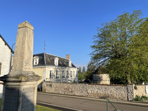 Nous partons de la Haute Rue et passons ici devant le château de Bouafles, manoir des XVIIe et XIXe, dont le parc est désormais un camping.