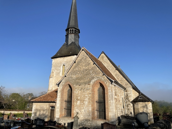 Nous sortons du bourg par la Sente Lavelle, le long de l'église Saint-Pierre (XIe -> XIXe).