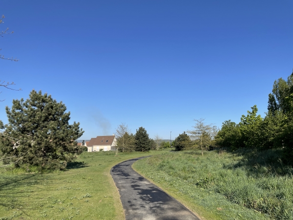 L'entrée dans Courcelles-sur-Seine se fait par un parc aménagé près de la route des Champs.