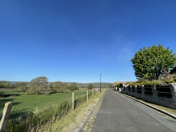 Nous traversons et sortons de Courcelles-sur-Seine en suivant les balises du GR2. Nous les suivrons maintenant jusqu'à la fin de la boucle.