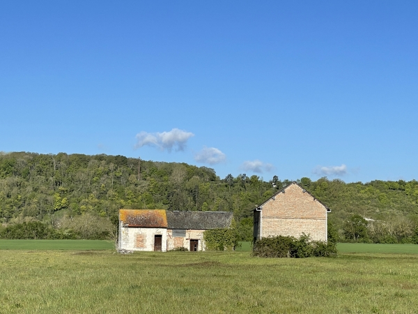 Vieilles dépendances de ferme dans les marais entre la Seine et le Grand Lac.