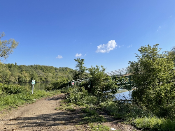 Nous arrivons à la passerelle qui franchit le chenal qui relie le Grand Lac à la Seine.
