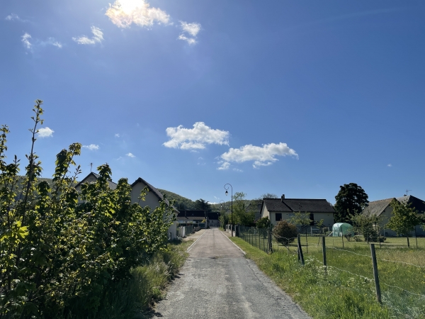 Nous entrons dans Bouafles par le chemin du Curé.