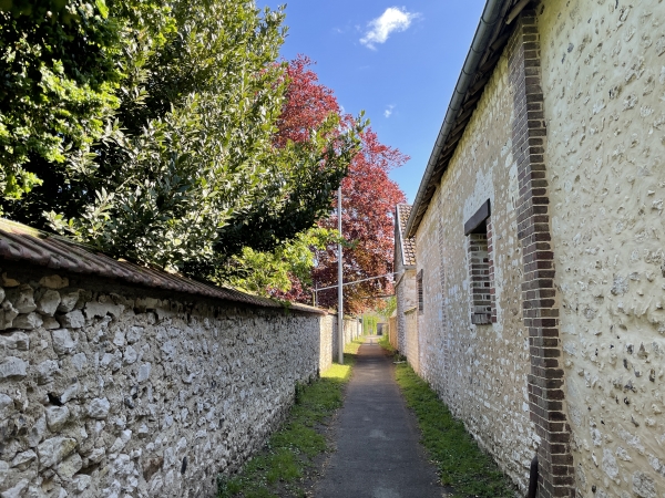 Le GR2 suit les chemins qui se faufilent entre les maisons de Bouafles.