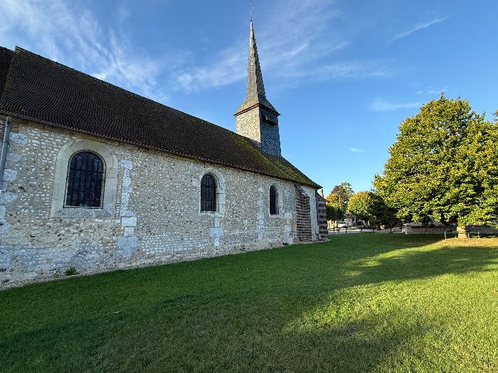 Je pars du parking de l'église Notre-Dame et prends la direction du nord.