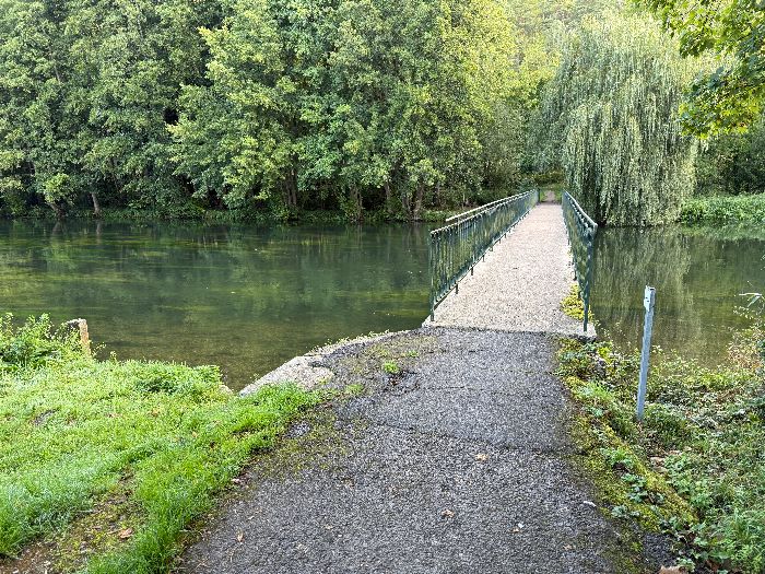 Rapidement, j'arrive à la passerelle qui permet de franchir l'Eure.