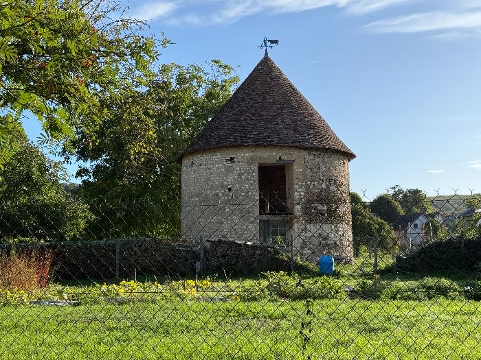 Un ancien pigeonnier à Fontaine-Heudebourg.&nbsp;Est-ce une relique de la Commanderie du Temple de Fontaine-la-Cado qui se trouvait à Heudebourg ? Il y a un reste de tour d'angle et de mur un peu plus loin (album).