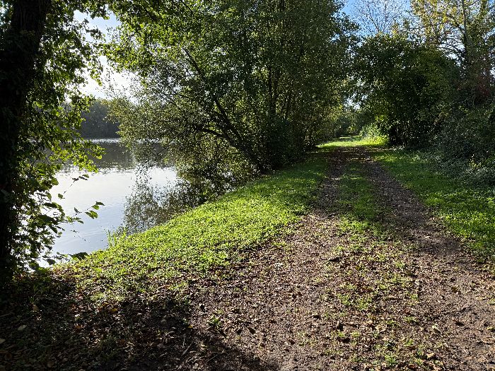J'arrive sur les chemins qui longent les étangs de Fontaine-Heudebourg. C'est un spectacle dont on ne lasse jamais. Ce sont des étangs de pêche, mais les randonneurs sont les bienvenus (voir le Circuit des Ecoles de Fontaine-Heudebourg).