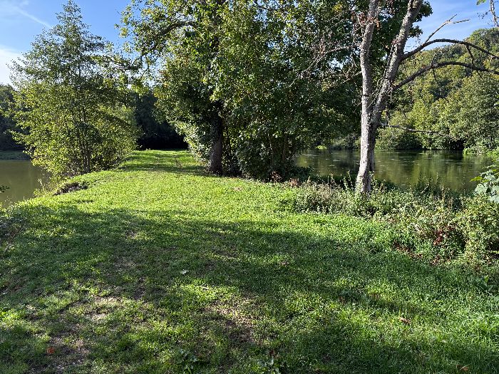 Cet étang de Cailly est aussi un étang de pêche. Je passe entre l'étang et l'Eure.