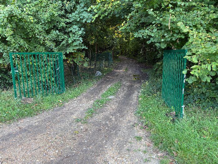 Ce matin le portail de l'étang est ouvert, mais lorsqu'il est fermé on peut passer à pied à droite.