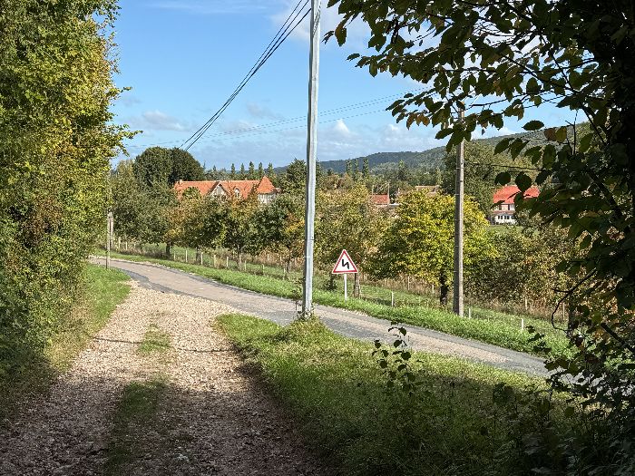 Le chemin débouche sur la D71 à l'entrée d'Heudreville.