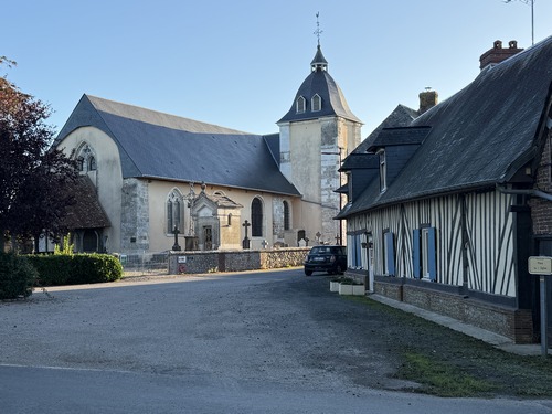 Nous partons du parking de la mairie, et longeons l'église Saint-Saturnin qui a conservé sa tour clocher carrée d'époque romane.