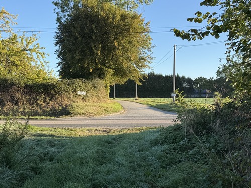 Traversée de la D36, nous continuons en face.