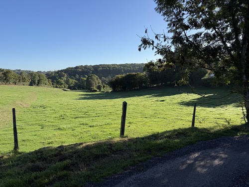Nous sommes sur la petite route du Bois du Four, et l'on distingue déjà la vallée de la Calonne.