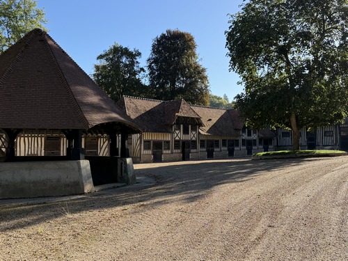 Ecuries du Haras de Piencourt (Bailleul-la-Vallée). Le manoir lui-même est caché derrière ses murs.