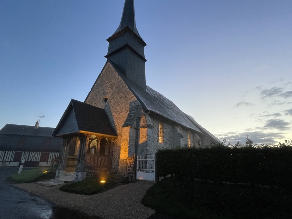 Je pars du petit parking, derrière l'église Saint-Martin (XIe XIIe). Le soleil se lève et l'église est éclairée.