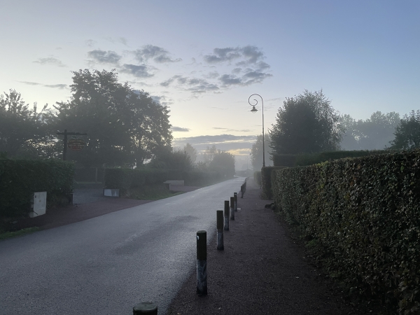Je traverse le bourg en suivant l'accotement aménagé pour les piétons.