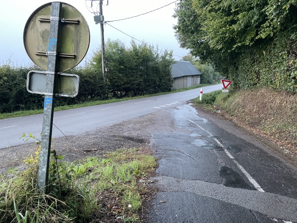 Je suis l'ancienne voie romaine vers Cormeilles. Elle traverse ici la D139.