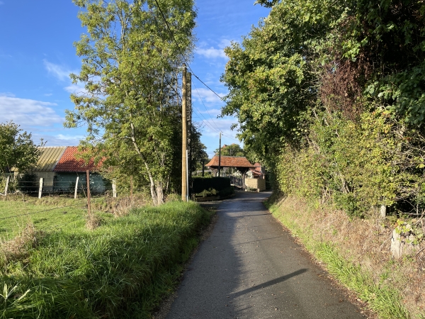 J'arrive au hameau des Bégins, dont la rue devient chemin après les maisons.