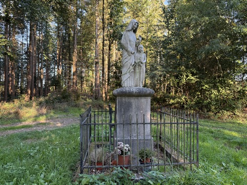 A la sortie du bois, nous croisons notre premier calvaire qui représente Sainte Anne et Sainte Marie enfant.