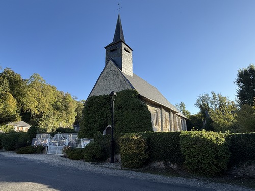 Nous traversons le charmant petit village de Bailleul-la-Vallée, avec ici son église Notre-Dame (XIIe XIIIe).